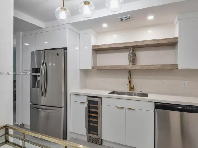 2-bedroom condo for sale in Hollywood - 4001 S Ocean Dr 9F - MondialRealty