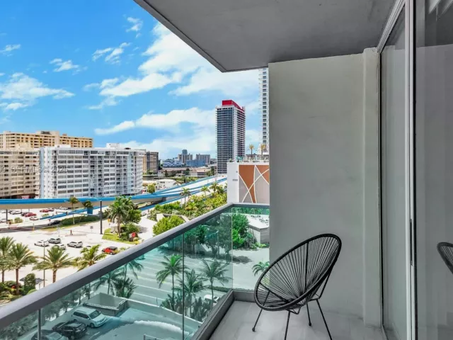 2-bedroom condo for sale in Hollywood - 4001 S Ocean Dr 9F - MondialRealty