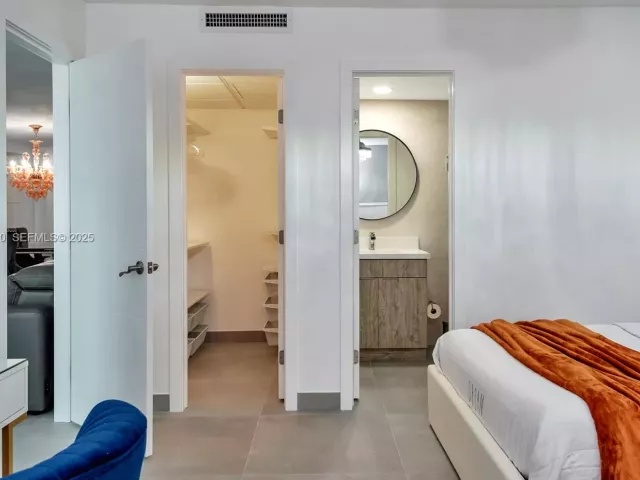 2-bedroom condo for sale in Hollywood - 4001 S Ocean Dr 9F - MondialRealty