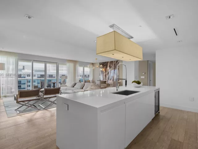 3-bedroom condo for sale in Miami Beach - 102 24th St PH-1706 - MondialRealty