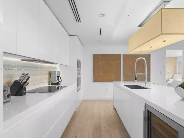 3-bedroom condo for sale in Miami Beach - 102 24th St PH-1706 - MondialRealty