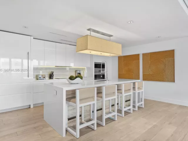 3-bedroom condo for sale in Miami Beach - 102 24th St PH-1706 - MondialRealty