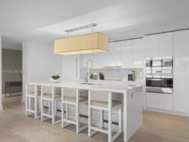 3-bedroom condo for sale in Miami Beach - 102 24th St PH-1706 - MondialRealty