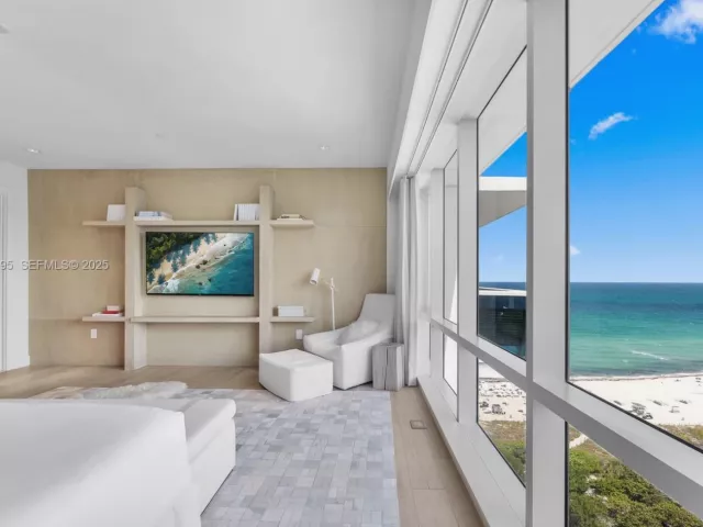 3-bedroom condo for sale in Miami Beach - 102 24th St PH-1706 - MondialRealty