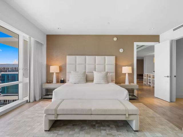 3-bedroom condo for sale in Miami Beach - 102 24th St PH-1706 - MondialRealty