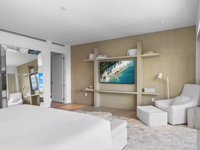 3-bedroom condo for sale in Miami Beach - 102 24th St PH-1706 - MondialRealty