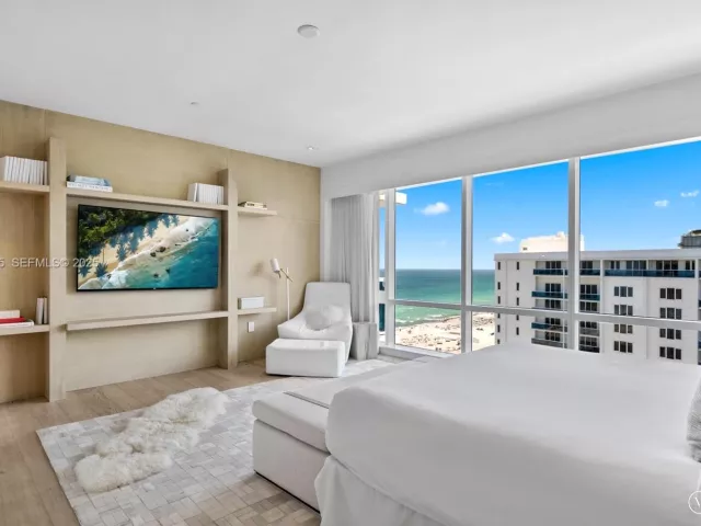 3-bedroom condo for sale in Miami Beach - 102 24th St PH-1706 - MondialRealty
