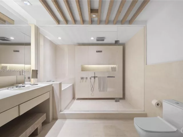 3-bedroom condo for sale in Miami Beach - 102 24th St PH-1706 - MondialRealty