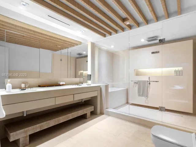 3-bedroom condo for sale in Miami Beach - 102 24th St PH-1706 - MondialRealty