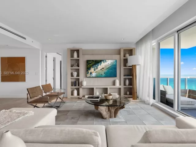 3-bedroom condo for sale in Miami Beach - 102 24th St PH-1706 - MondialRealty