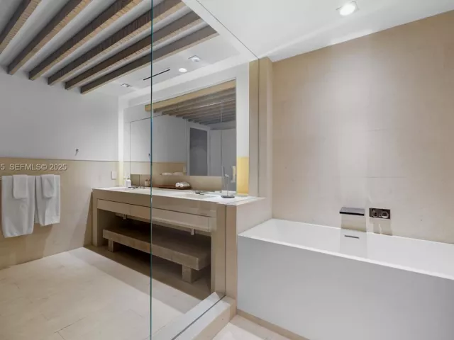 3-bedroom condo for sale in Miami Beach - 102 24th St PH-1706 - MondialRealty