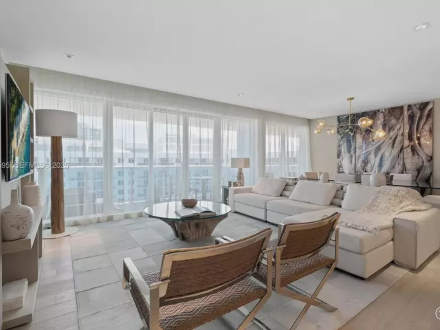 3-bedroom condo for sale in Miami Beach - 102 24th St PH-1706 - MondialRealty