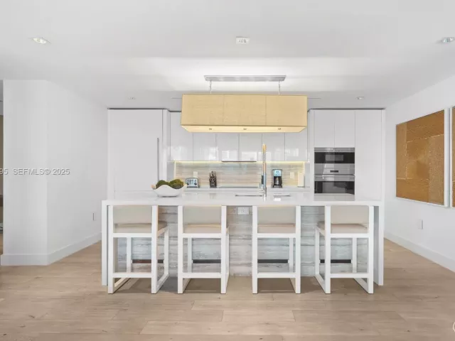 3-bedroom condo for sale in Miami Beach - 102 24th St PH-1706 - MondialRealty