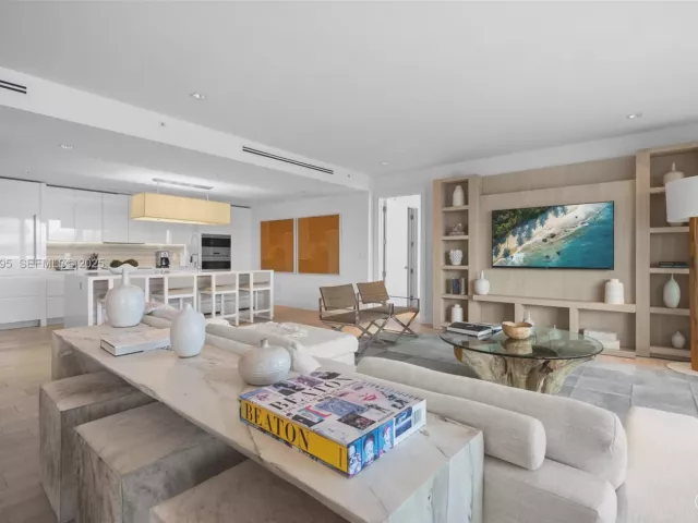 3-bedroom condo for sale in Miami Beach - 102 24th St PH-1706 - MondialRealty