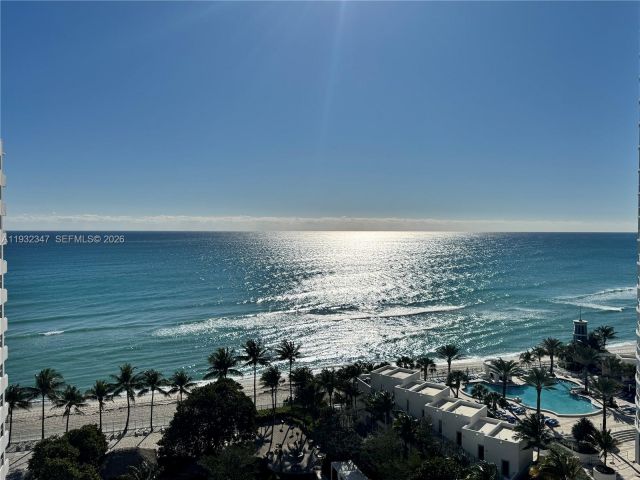 2-bedroom condo for rent in Hollywood - 3001 S Ocean Dr 645 - MondialRealty