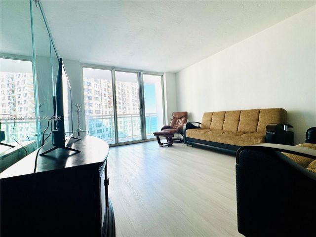 2-bedroom condo for rent in Hollywood - 3001 S Ocean Dr 645 - MondialRealty