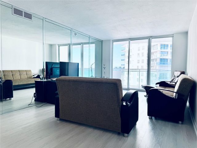 2-bedroom condo for rent in Hollywood - 3001 S Ocean Dr 645 - MondialRealty