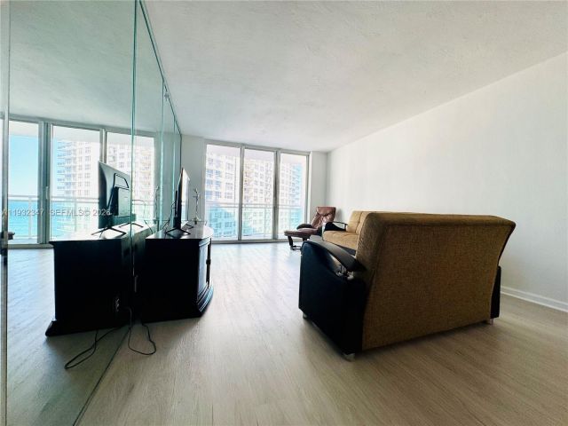 2-bedroom condo for rent in Hollywood - 3001 S Ocean Dr 645 - MondialRealty