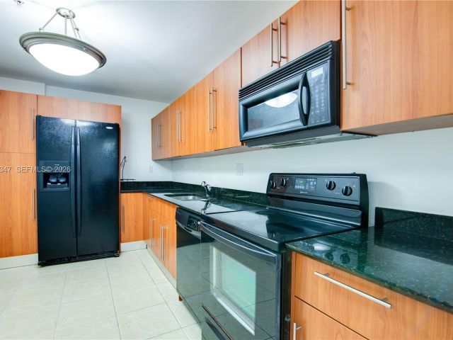 2-bedroom condo for rent in Hollywood - 3001 S Ocean Dr 645 - MondialRealty