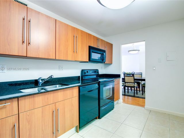 2-bedroom condo for rent in Hollywood - 3001 S Ocean Dr 645 - MondialRealty