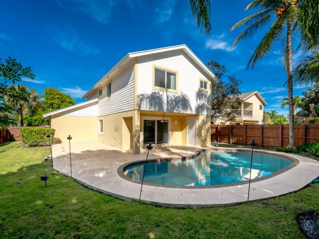 Home for rent at 302 NE 36th Street - photo 6911467