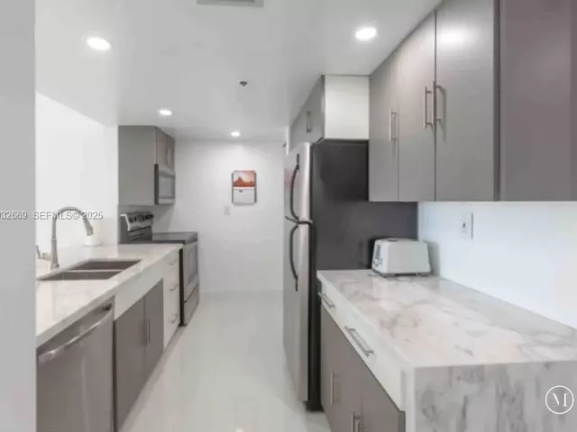2-bedroom condo for rent in Miami - 1717 N Bayshore Dr A-1652 - MondialRealty