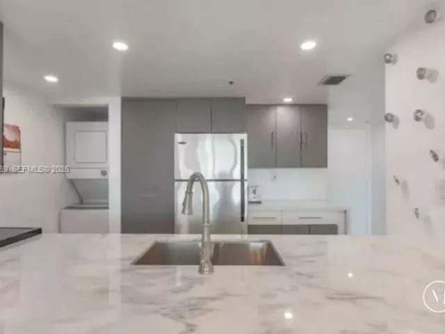 2-bedroom condo for rent in Miami - 1717 N Bayshore Dr A-1652 - MondialRealty