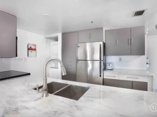 2-bedroom condo for rent in Miami - 1717 N Bayshore Dr A-1652 - MondialRealty