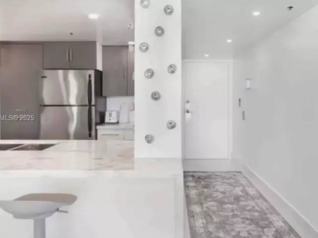 2-bedroom condo for rent in Miami - 1717 N Bayshore Dr A-1652 - MondialRealty