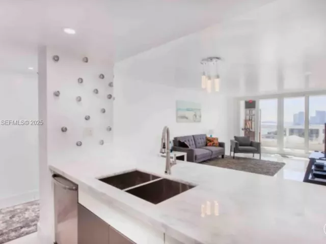 2-bedroom condo for rent in Miami - 1717 N Bayshore Dr A-1652 - MondialRealty