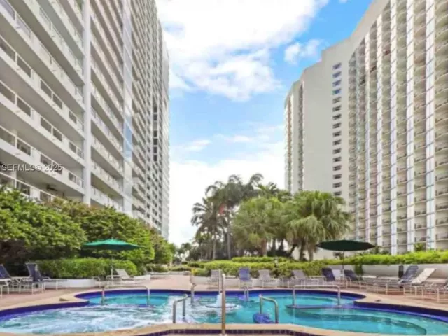 2-bedroom condo for rent in Miami - 1717 N Bayshore Dr A-1652 - MondialRealty