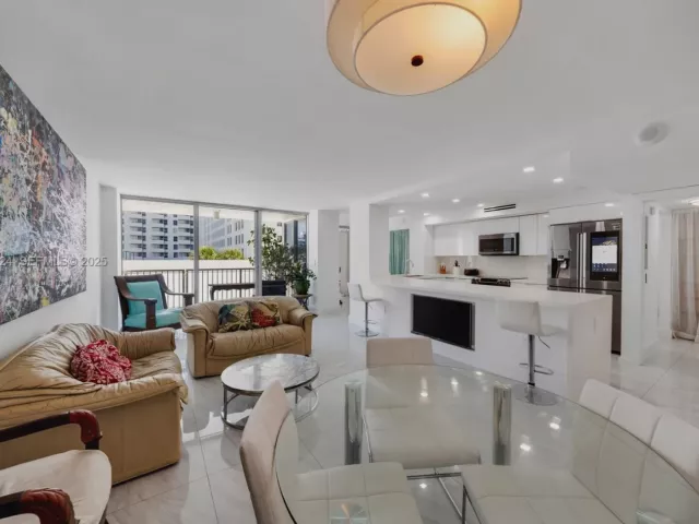 2-bedroom condo for sale in Miami Beach -  - MondialRealty