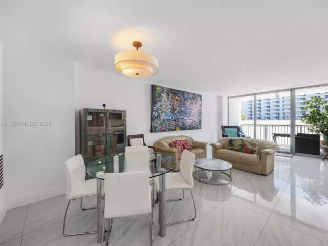 2-bedroom condo for sale in Miami Beach -  - MondialRealty