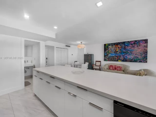 2-bedroom condo for sale in Miami Beach -  - MondialRealty