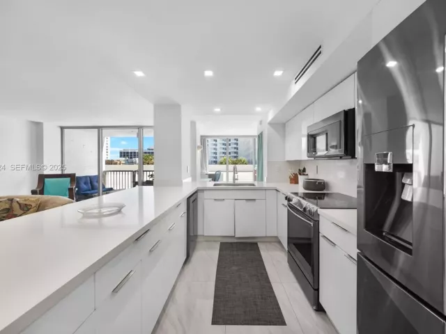 2-bedroom condo for sale in Miami Beach -  - MondialRealty