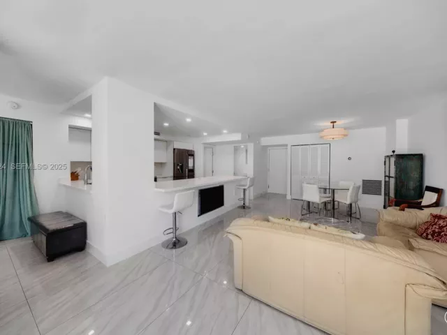 2-bedroom condo for sale in Miami Beach -  - MondialRealty