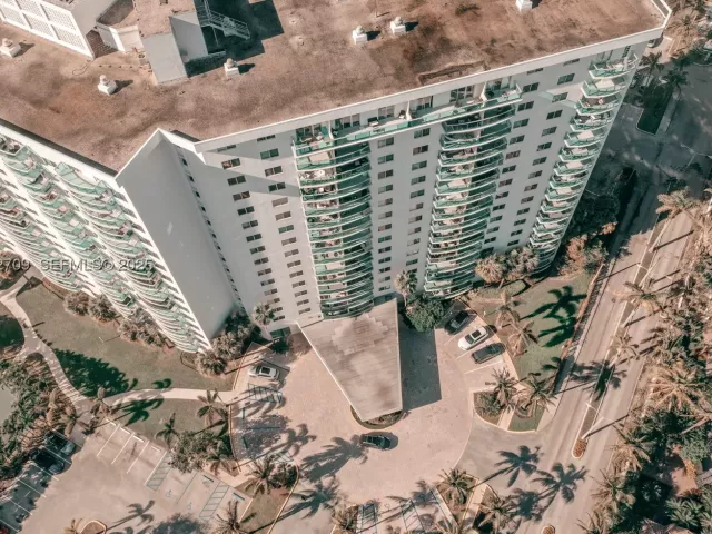 3-bedroom condo for sale in Sunny Isles Beach - 19380 Collins Ave 1003 - MondialRealty