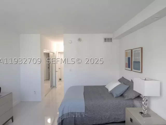 3-bedroom condo for sale in Sunny Isles Beach - 19380 Collins Ave 1003 - MondialRealty