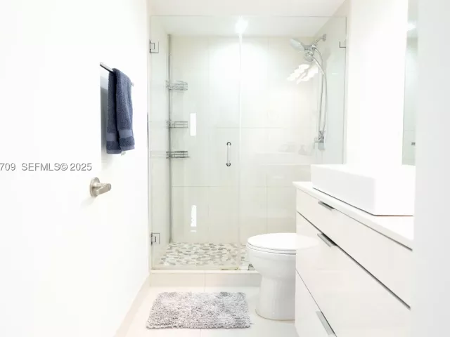 3-bedroom condo for sale in Sunny Isles Beach - 19380 Collins Ave 1003 - MondialRealty