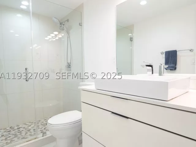 3-bedroom condo for sale in Sunny Isles Beach - 19380 Collins Ave 1003 - MondialRealty