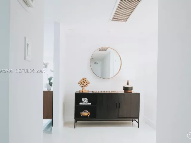 3-bedroom condo for sale in Sunny Isles Beach - 19380 Collins Ave 1003 - MondialRealty