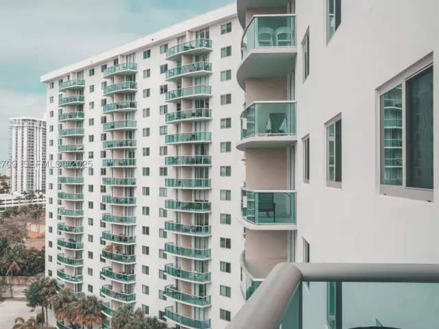 3-bedroom condo for sale in Sunny Isles Beach - 19380 Collins Ave 1003 - MondialRealty