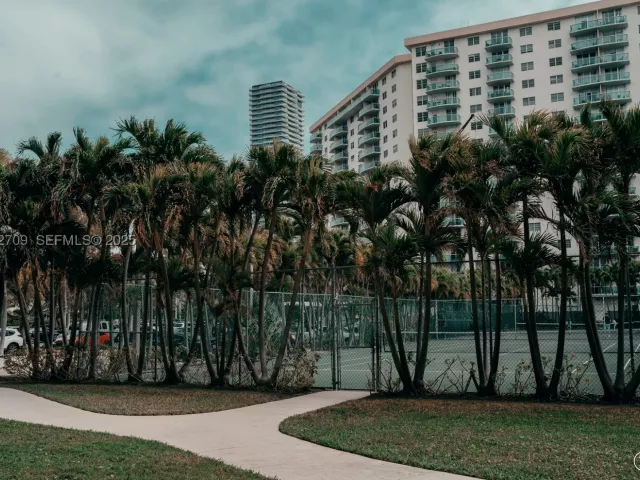3-bedroom condo for sale in Sunny Isles Beach - 19380 Collins Ave 1003 - MondialRealty