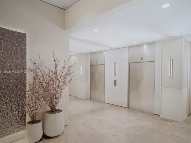 3-bedroom condo for sale in Sunny Isles Beach - 19380 Collins Ave 1003 - MondialRealty
