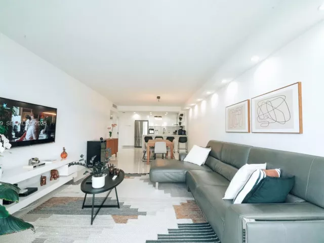 3-bedroom condo for sale in Sunny Isles Beach - 19380 Collins Ave 1003 - MondialRealty