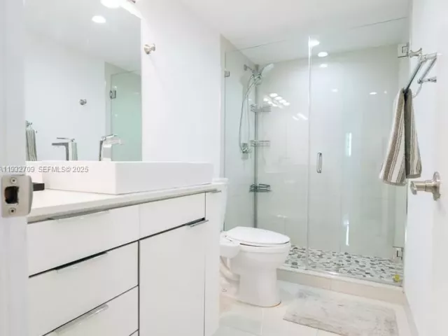 3-bedroom condo for sale in Sunny Isles Beach - 19380 Collins Ave 1003 - MondialRealty