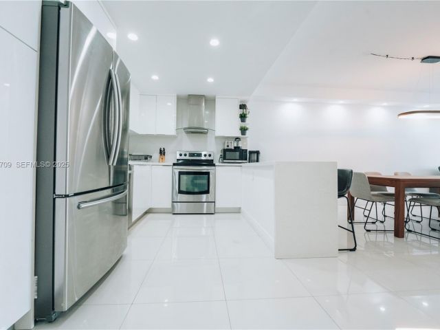 Apartment for sale  Unit #1003 - photo 6912996