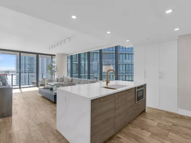 4-bedroom condo for sale in Miami - 650 NE 32nd St 2901 - MondialRealty