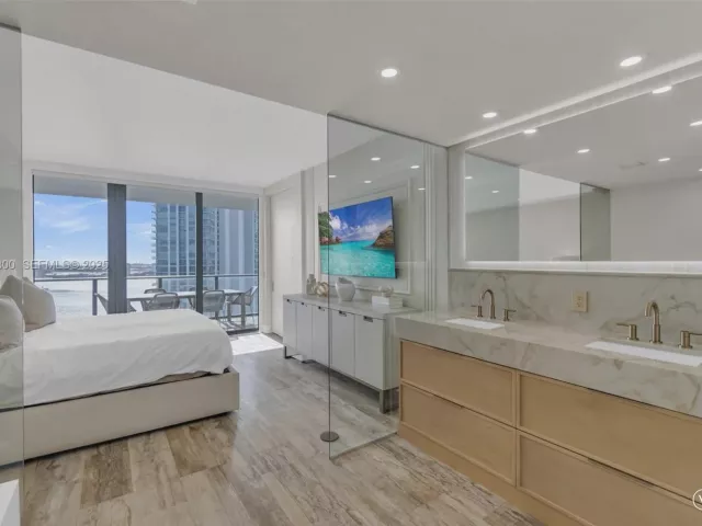 4-bedroom condo for sale in Miami - 650 NE 32nd St 2901 - MondialRealty