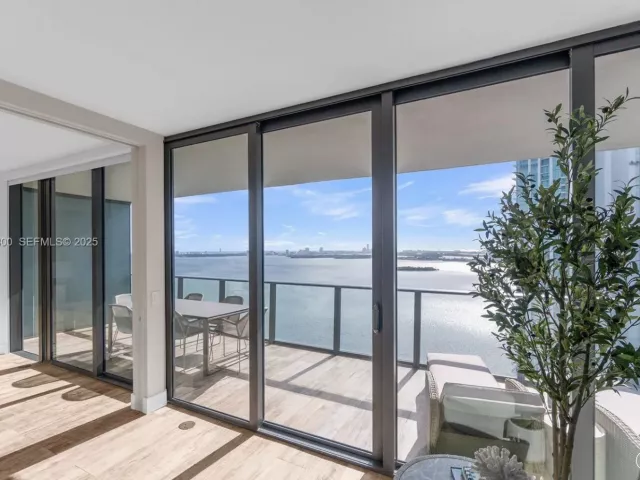 4-bedroom condo for sale in Miami - 650 NE 32nd St 2901 - MondialRealty